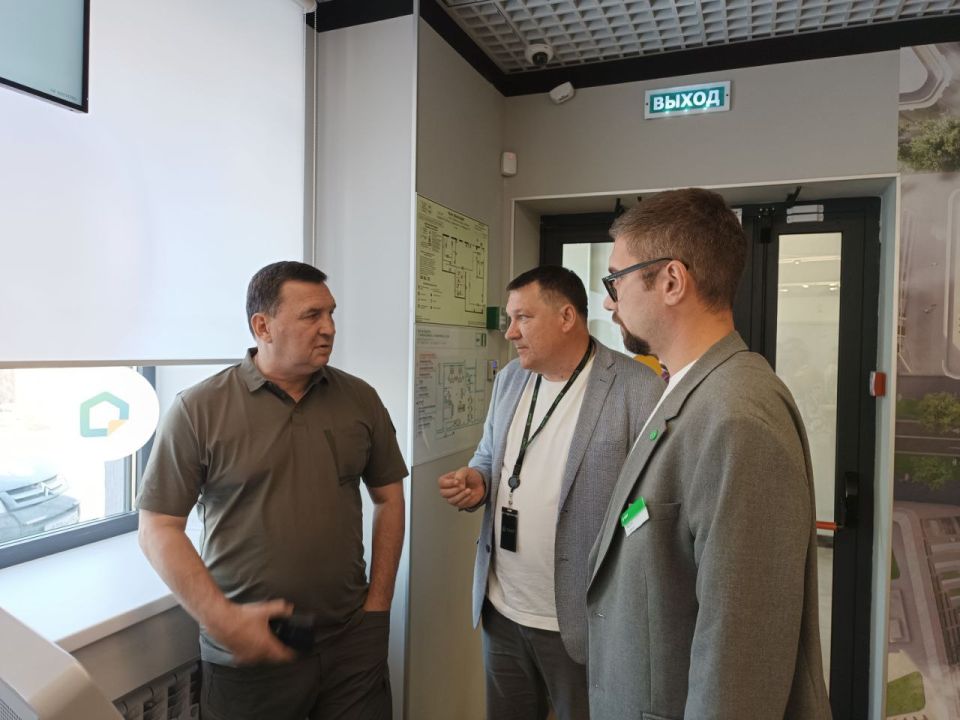 Глава Амвросиевского муниципального округа Игорь Лызов встретился с трудовым коллективом отделения Сбербанка в Амвросиевке