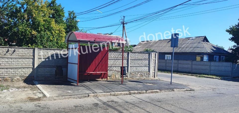 В Донецке сотрудники предприятия «Дорожное ремонтно-строительное управление» завершили установку нового остановочного павильона «ул. Молодёжная» на улице Одесская в направлении из города