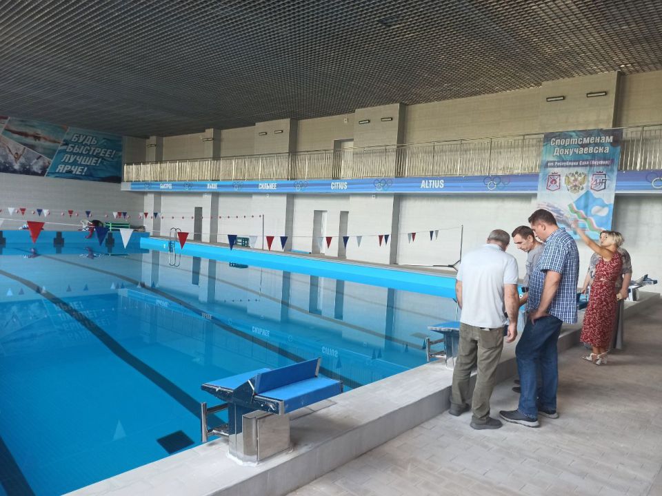 Глава городского округа Докучаевск Александр Качанов совместно с начальником управления жилищно-коммунального хозяйства и развития инфраструктуры Светланой Ткаченко проверил ход выполнения плановых работ по замене воды в...