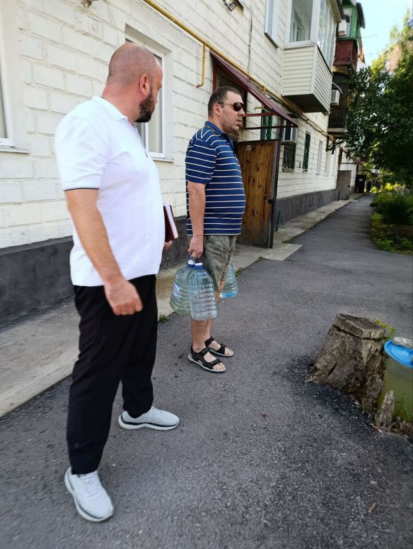 5 августа в Червоногвардейском районе депутат Макеевского городского совета Сергей Щетинин провел встречу с жителями жилого массива Калинина во дворе д. 41 по улице Ткаченко