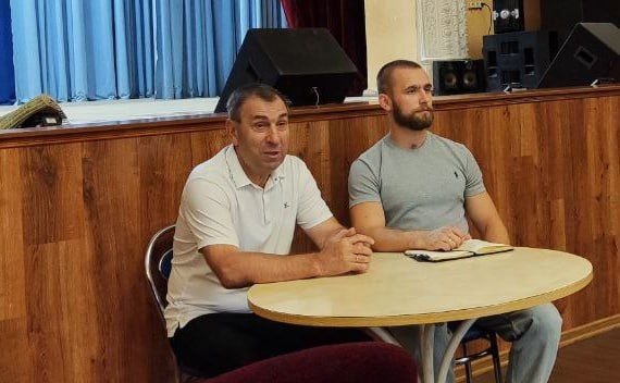 4 августа в пгт. Комсомольское Старобешевского муниципального округа по поручению Главы ДНР Дениса Пушилина заместитель министра спорта и туризма ДНР Николай Витальевич Тарапата провел встречу с жителями