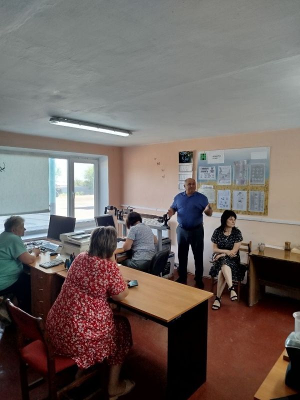 Начальник Ялтинского территориального отдела Администрации Мангушского муниципального округа Спахи С.Л. провел встречу с работниками агрофирмы «Горняк» в пгт.Ялта