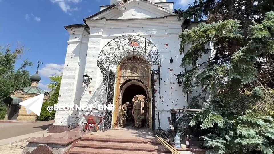 Расчищать от завалов территорию монастыря под Угледаром помогает молодежь «Народного Фронта» со всей России