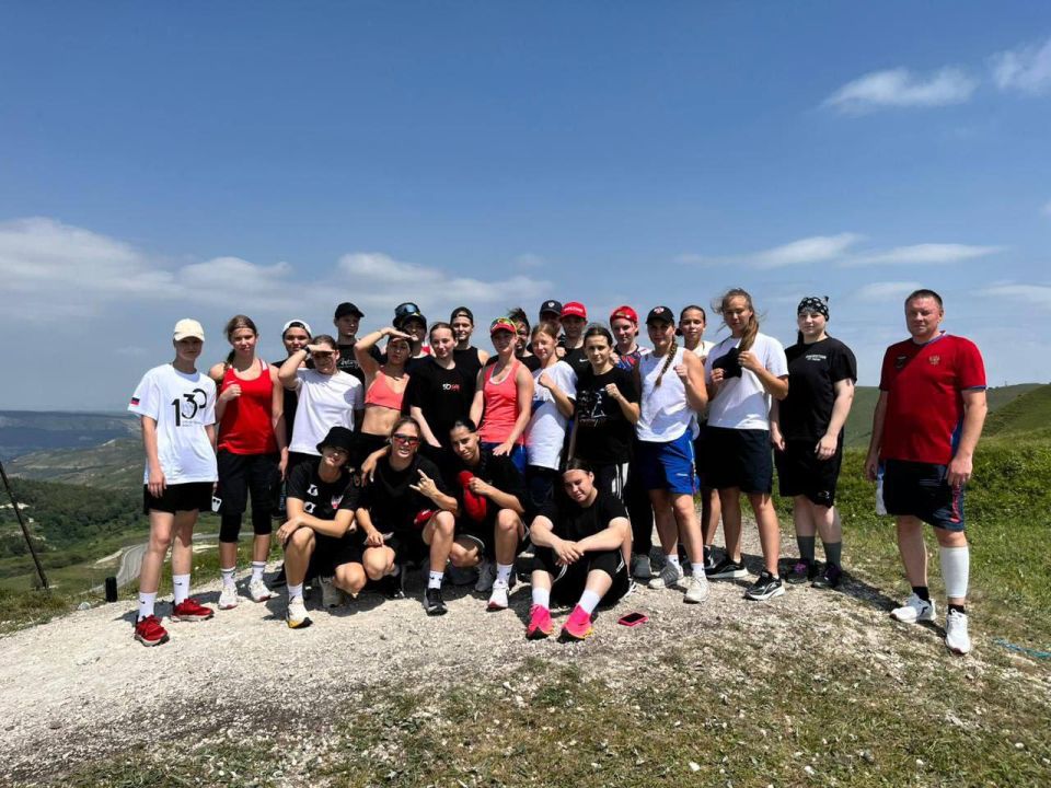 Наши спортсменки Найданова Екатерина (Донецк) и Пономарчук Алина (Горловка) в составе сборной команды России по боксу проходят УТМ в г. Кисловодск