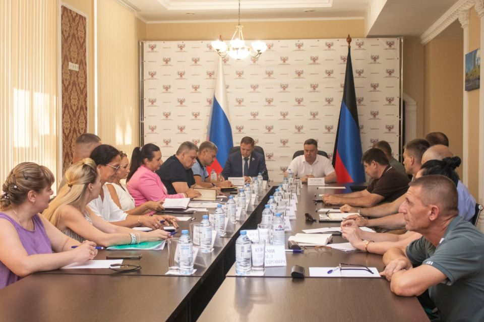 Константин Кузьмин: Вместе с руководителем фракции «Единая Россия» в Народном Совете ДНР Валерием Скороходовым провел очередную встречу, посвященную решению проблем спила аварийных деревьев