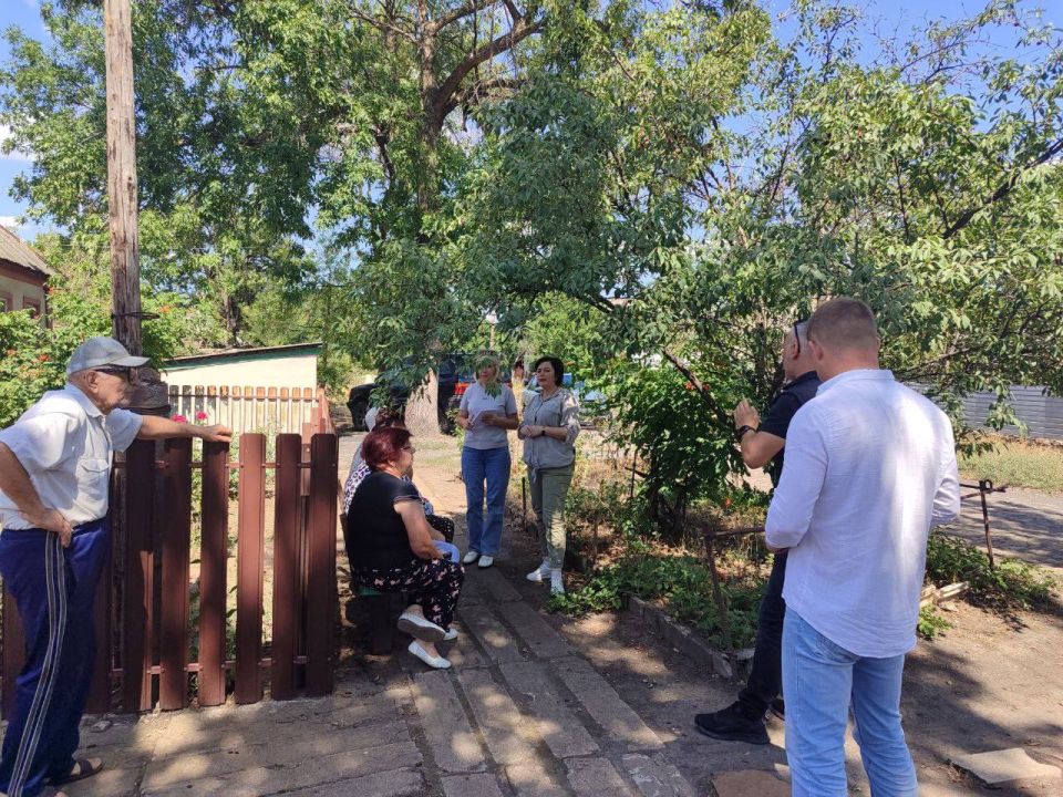 5 августа заместитель главы Администрации городского округа Харцызск Виктория Рогожина в пгт Зуевка на улице Вознесенского провела сход граждан, на котором были обсуждены актуальные вопросы и проблемы, волнующие местных...