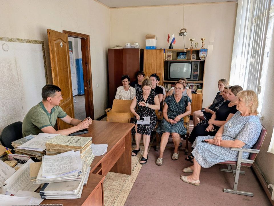 6 августа заместитель Главы Администрации Старобешевского муниципального округа Юрий Манжелеев провел встречу с населением села Раздольное
