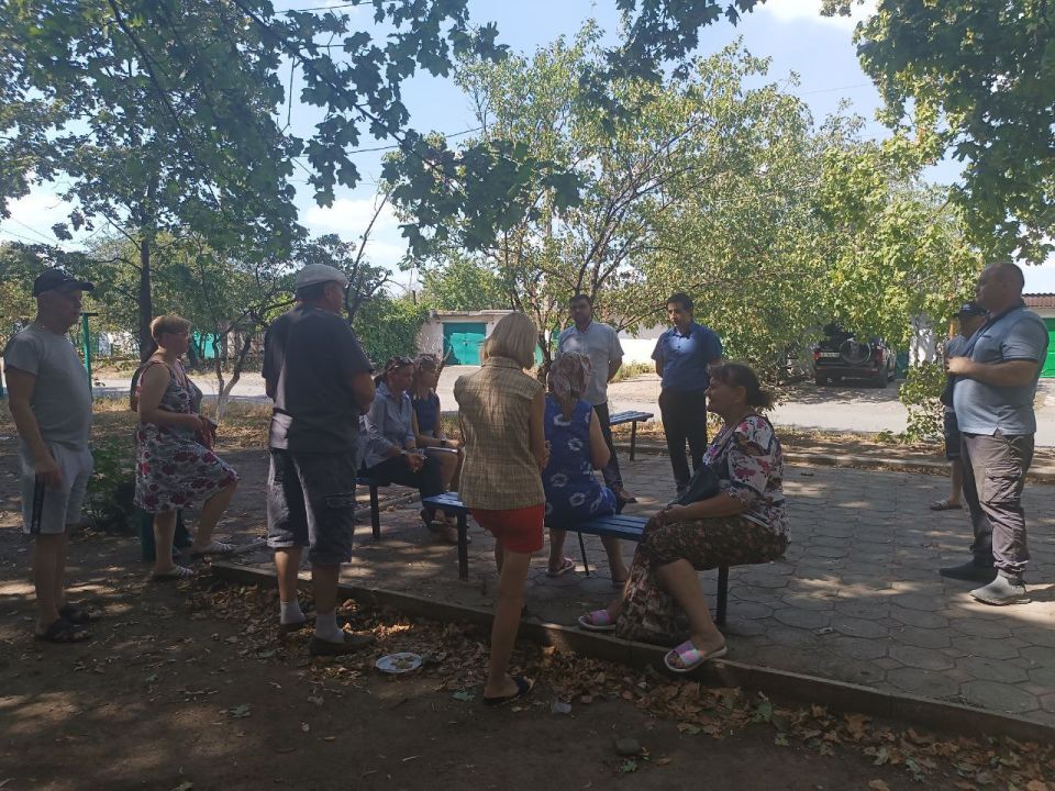 Заместитель главы администрации Шахтерского муниципального округа встретился с жителями квартала 28/33 в Ждановке