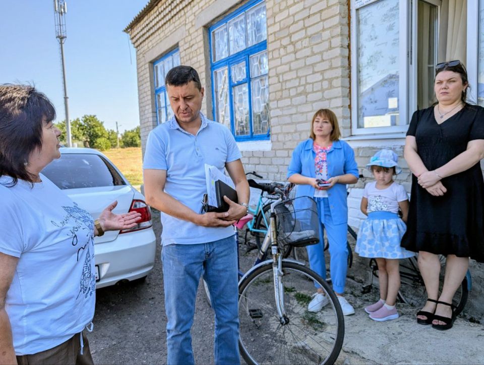 7 августа заместитель Главы Администрации Старобешевского муниципального округа Юрий Манжелеев провел встречу с населением села Петровское