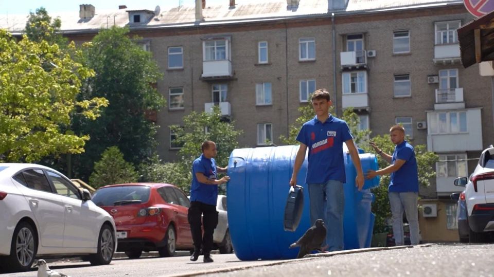 Донецкие волонтеры привезли трехтонную бочку для воды в Моспино