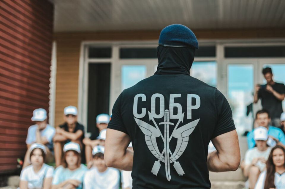 Накануне Дня физкультурника в Донецке провели «Зарядку со стражем порядка»