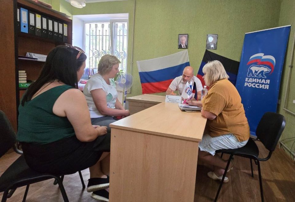 Сегодня, 3 июля, в общественной приемной Всероссийской политической партии «Единая Россия» в городе Светлодарск глава муниципального образования городского округа Дебальцево, секретарь МО Всероссийской политической партии ...