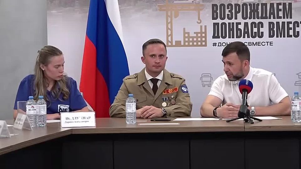 Молодежь помогает доставлять воду нуждающимся