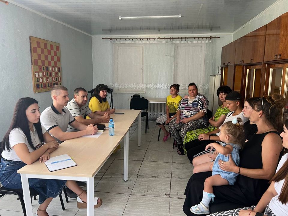 6 августа по поручению Главы Донецкой Народной Республики Дениса Владимировича Пушилина заместитель министра спорта и туризма Донецкой Народной Республики Николай Тарапата провел встречу с жителями города Кировское