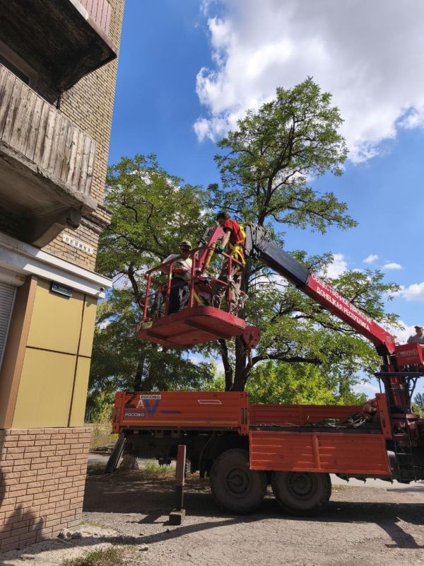 В Ждановке ремонтируют кровли многоквартирных домов