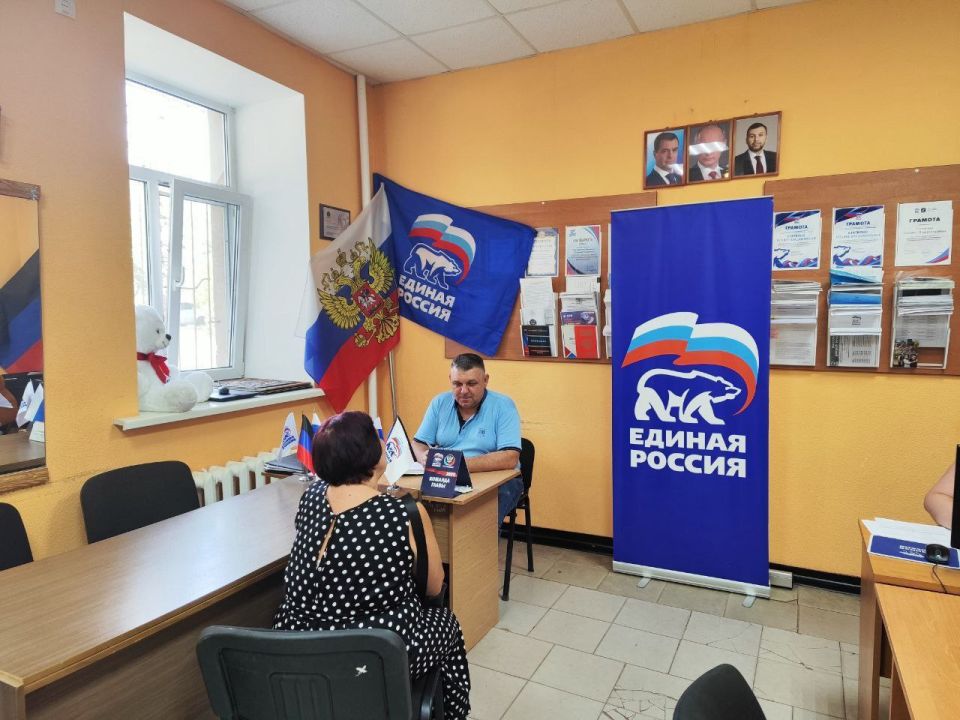 6 августа 2025 года в местной общественной приёмной Партии "Единая Россия " провёл прием граждан депутат городского совета Александр Викторович Степанищенко