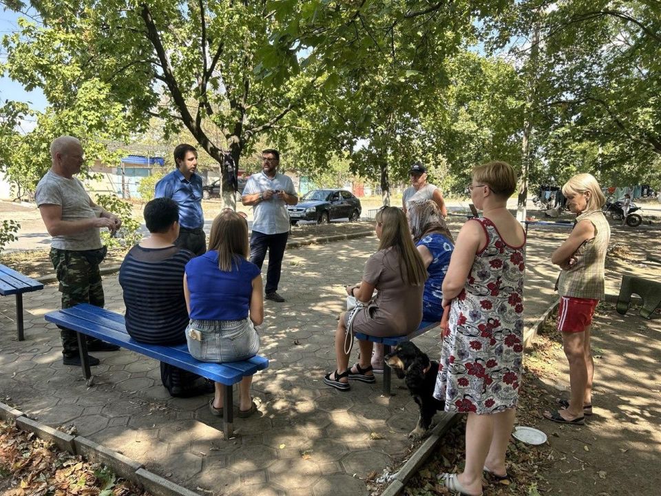 Заместитель главы Администрации Шахтерского округа встретился с жителями квартала 28/33 в Ждановке