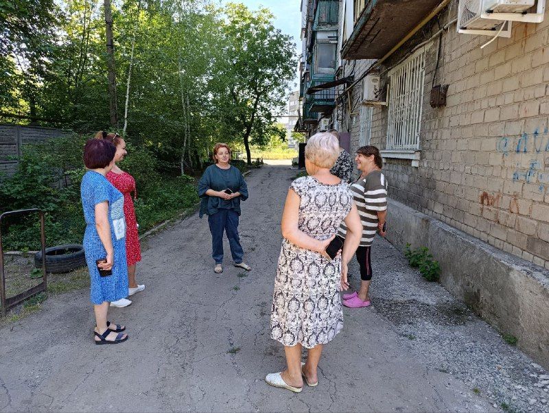 7 августа в Червоногвардейском районе состоялась встреча депутата Макеевского городского совета ДНР Нателлы Джоджишвили с жителями жилого массива Карла Маркса возле дома № 1 по улице Кронштадтской