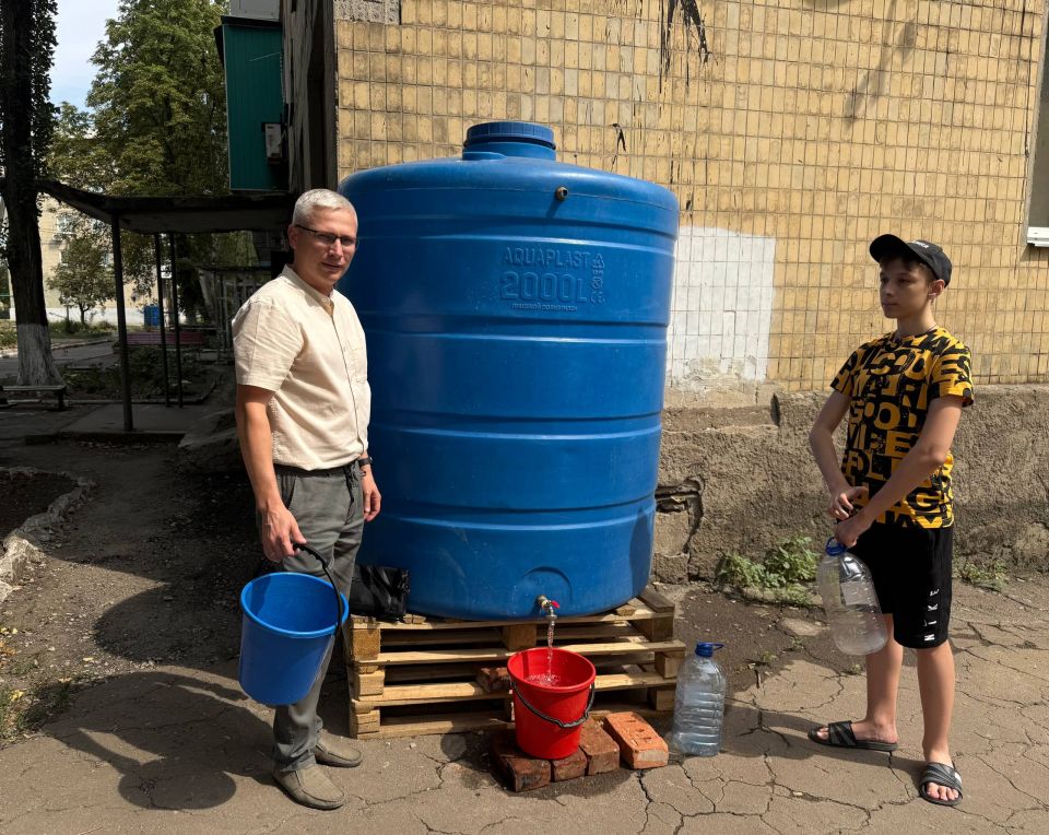 Сегодня, 08 августа, совместно с учениками ГБОУ "Школа № 153 Г.О. Донецк" начальник Моспинского территориального управления администрации городского округа Донецк Стрельченко Олег Владимирович оказал помощь в наборе воды из...