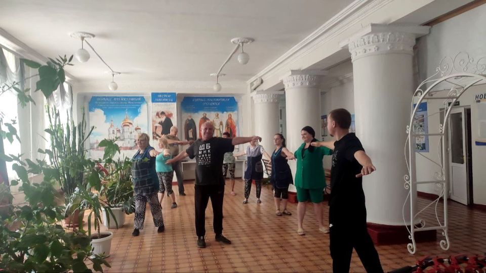 В Ждановке прошла зарядка с участием молодых муниципальных служащих