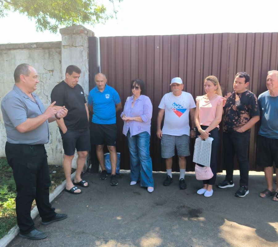 В Донецке по поручению Главы ДНР 7 августа первый заместитель Министра спорта и туризма Донецкой Народной Республики Евгений Ширшов встретился с горожанами