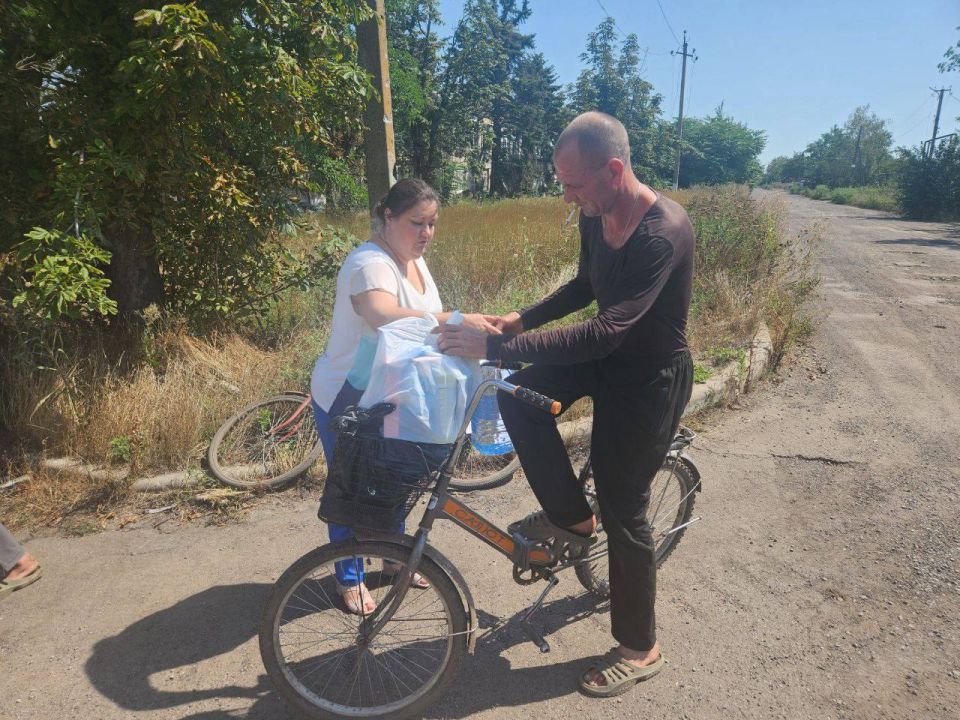 Депутаты Народного Совета Марина Каплянок, Евгений Белашев, Денис Островский и Денис Машков при поддержке сенатора РФ Александра Волошина доставили продуктовые наборы, питьевую воду и набор бытовой химии жителям села...