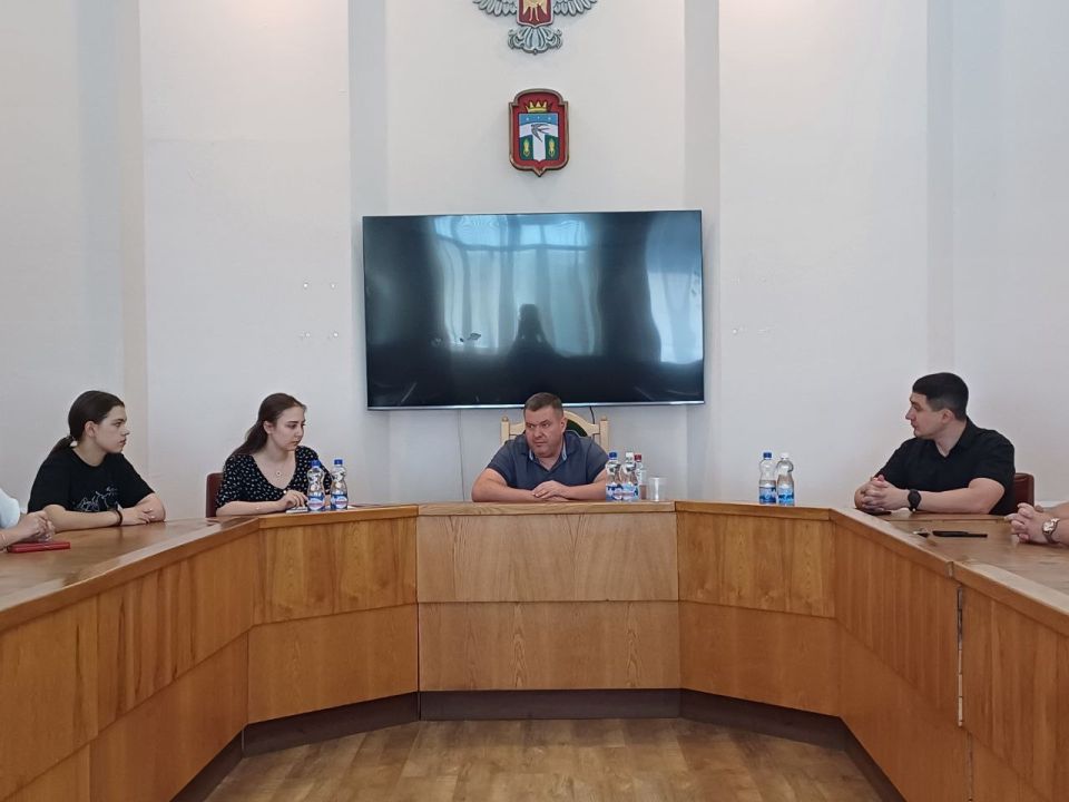 В пгт Тельманово, по поручению Главы ДНР Даниса Владимировича Пушилина, прошла встреча директора ГУП ДНР «Туризм.Донбасс» Максима Бойкова с жителями посёлка