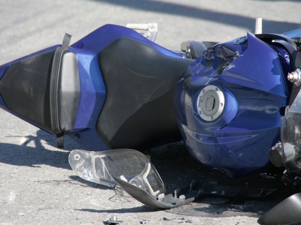 На свердловской трассе иномарка снесла двух подростков на байке. Фото