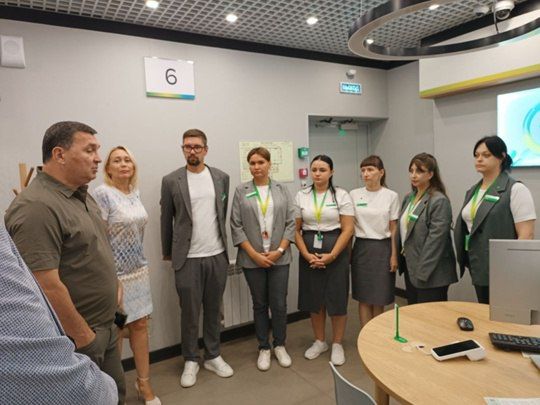 Секретарь Амвросиевского местного отделения Всероссийской политической партии "Единая Россия" Игорь Лызов встретился с трудовым коллективом отделения Сбербанка в Амвросиевке