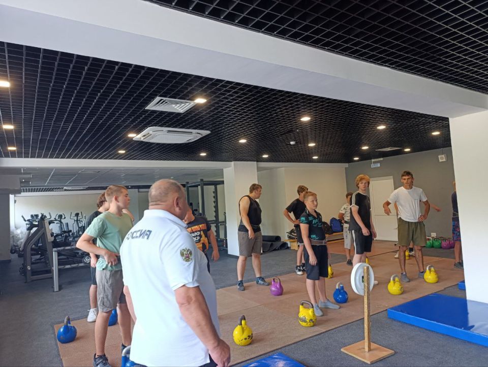 День физкультурника. В Докучаевске для молодежи, в том числе муниципальных служащих прошла зарядка в рамках направления "Доброслужащий", которую провел заслуженный Мастер спорта по гиревому спорту, заслуженный Тренер и 10-ти...