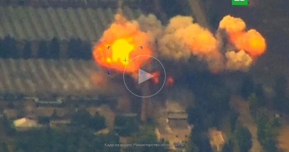 ВС РФ сбросили авиабомбу ФАБ-3000 на вражеский ПВД в Константиновке