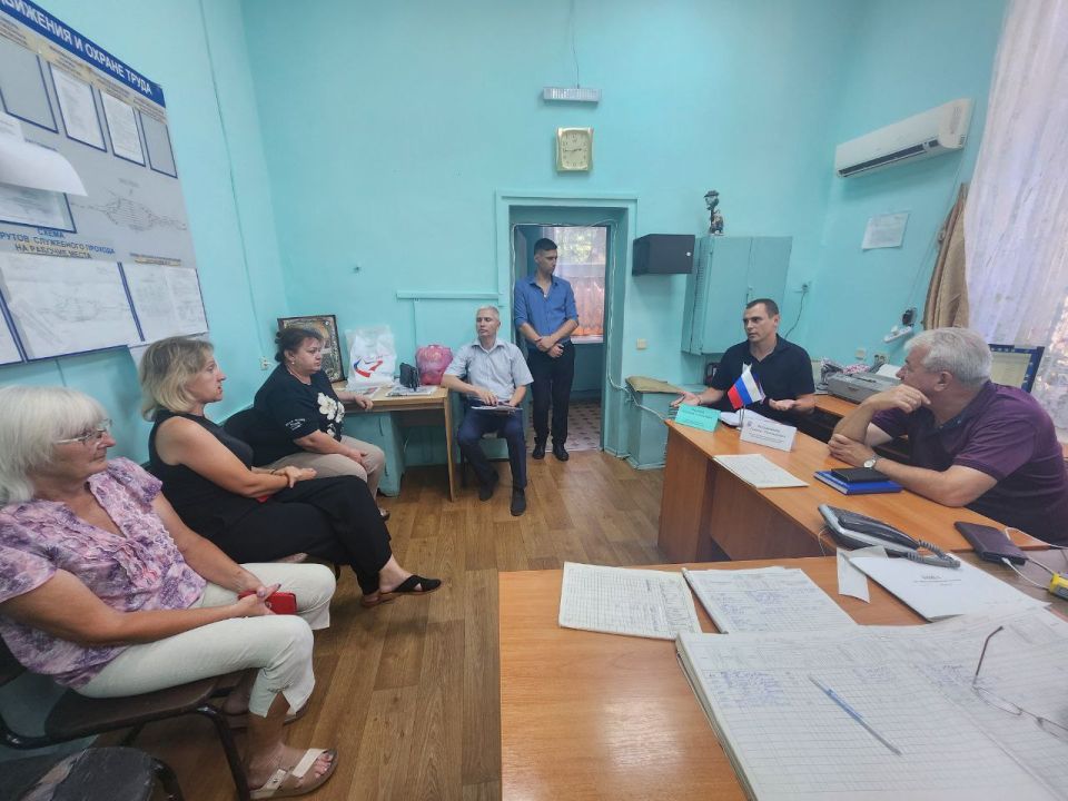 По поручению Главы ДНР Дениса Пушилина, провел встречу с трудовым коллективом ФГУП "ЖДР" станция г. Моспино