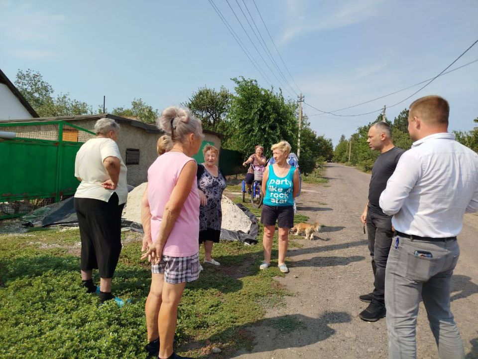 Вчера, начальник Зуевского территориального отдела Администрации муниципального образования городского округа Харцызск Алексей Марюхнич в с. Золотаревка провел сход граждан на улице Матросова, на котором были обсуждены...