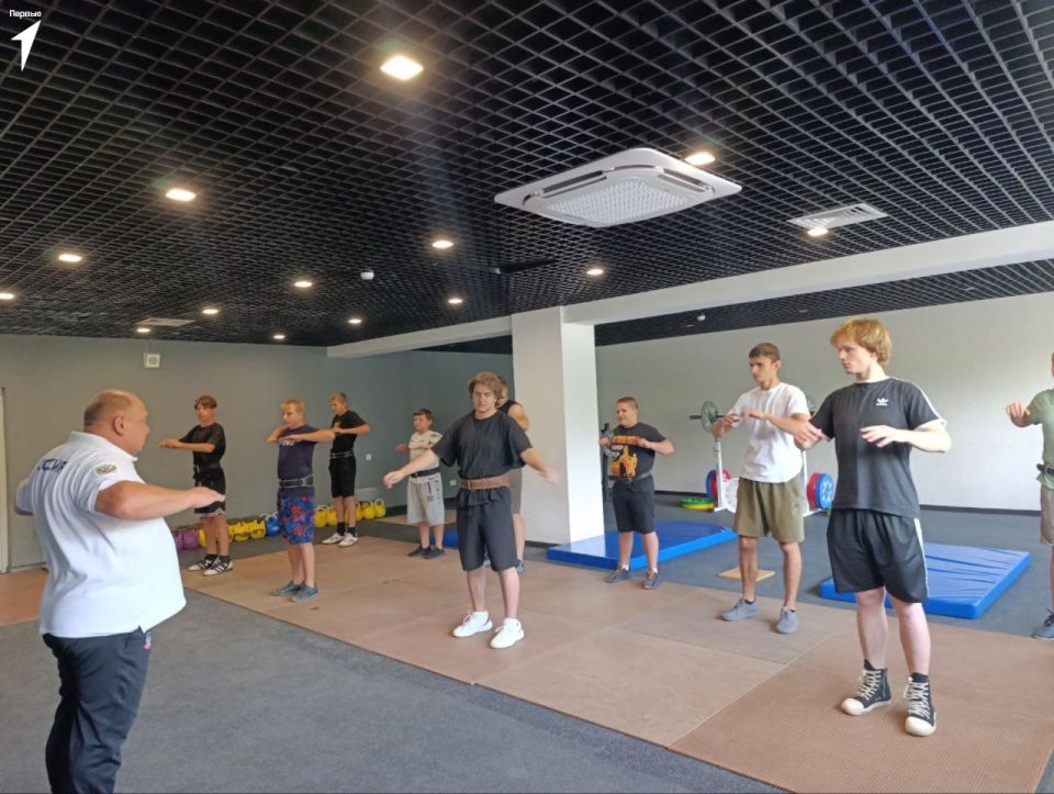 Зарядка чемпиона. В Докучаевске ко Дню физкультурника прошла не просто традиционная зарядка, а настоящий мастер-класс и интенсивная тренировка под руководством легендарной личности – Александра Дяговец! Представьте себе:...