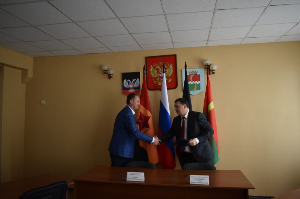 Дружба муниципалитетов. В целях укрепления межмуниципального взаимодействия и развития социально-экономического партнерства, подписано соглашение о сотрудничестве между Амвросиевским и Шахтёрским муниципальными округами