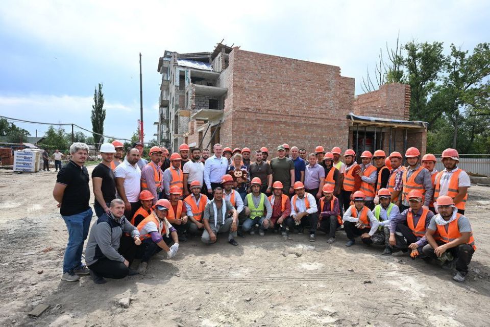 Глава ДНР Денис Пушилин и губернатор Югры Руслан Кухарук поздравили с Днем строителя специалистов из шефа-региона