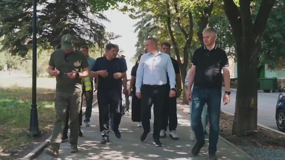 В День строителя губернатор Югры Руслан Кухарук работает на подшефных территориях в ДНР: продолжается восстановление Авдеевки и Макеевки