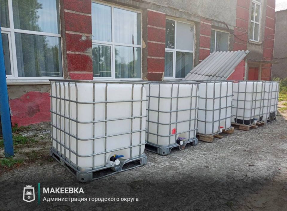 В Макеевке продолжаются работы по установке ёмкостей для разбора воды