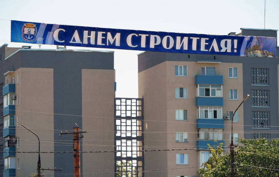 «Столько всего сделано, что голова кругом!»: Мариуполь украсили в честь Дня строителя