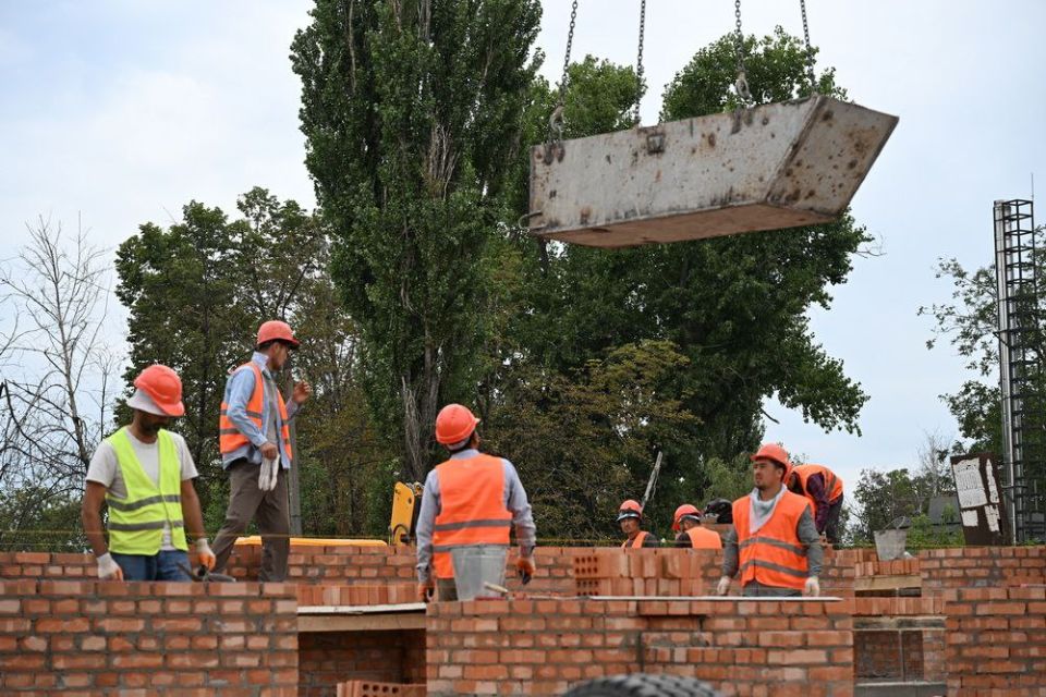 Денис Пушилин и губернатор Югры Руслан Кухарук поздравили с Днем строителя специалистов из шефа-региона, которые трудятся над восстановлением жилых домов в Авдеевке