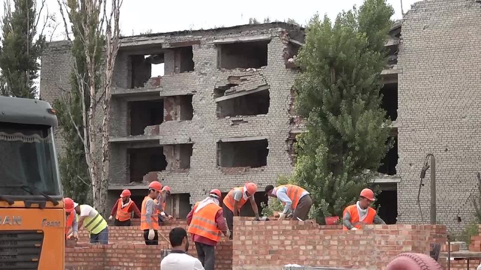 Денис Пушилин: Вместе с губернатором Югры Русланом Кухаруком поздравили с Днем строителя специалистов из шефа-региона