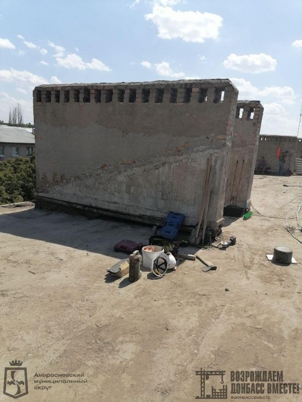 Восстановление кровель многоквартирных домов в Амвросиевке продолжается