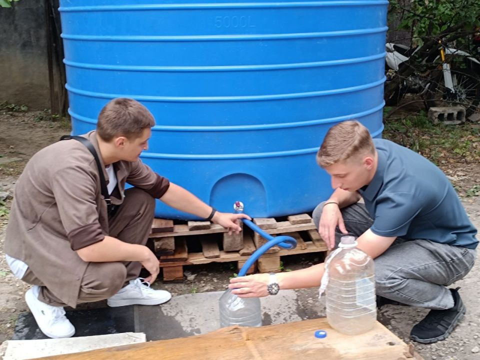 Продолжаем помогать с развозом питьевой воды жителям Республики