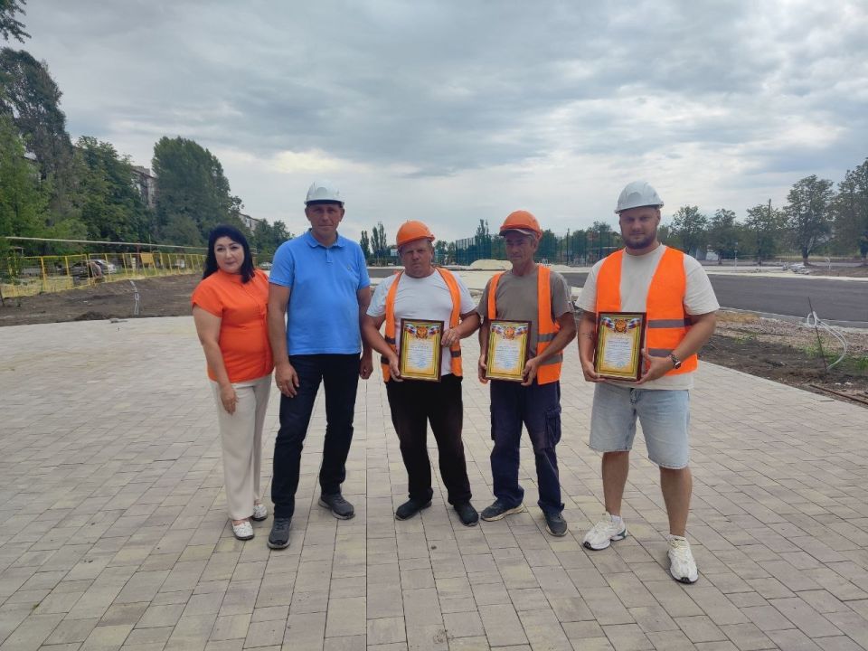 Глава городского округа Докучаевск Александр Качанов совместно с Председателем Докучаевского городского совета Натальей Никифоровой поздравили с днем строителя рабочих ООО "ДНК_ГРУПП"