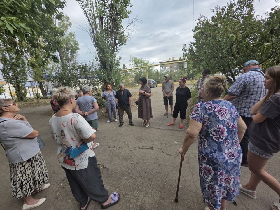 Сегодня, 11 августа, Первый заместитель главы администрации городского округа Торез, и.п. секретаря Торезского местного отделения партии "Единая Россия" Анна Макарова, в рамках работы проекта "Управдом", провела встречу с...