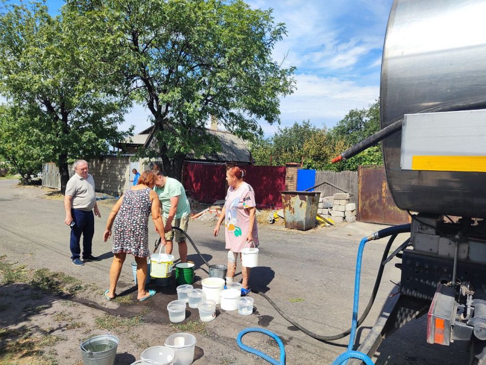 Сегодня, 11 августа, по поручению Главы Республики Дениса Пушилина, депутат Торезского городского совета Эдуард Иващенко лично проконтролировал подвоз воды населению по ул. Гражданская
