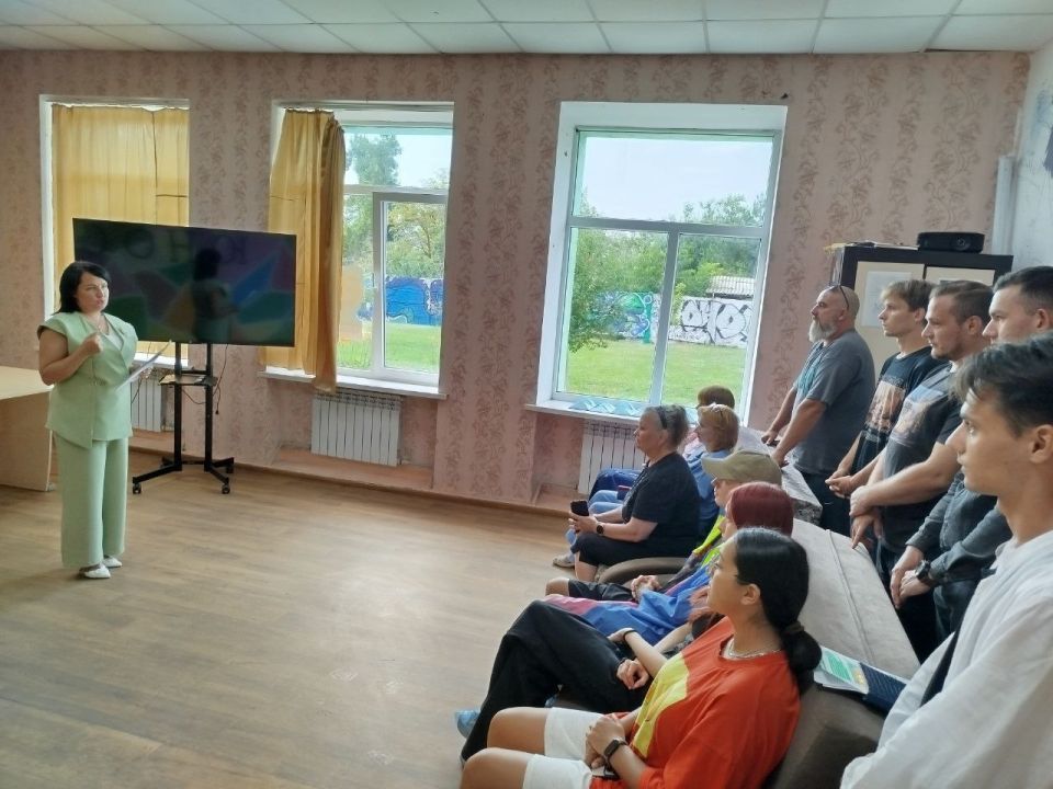 Заместитель главы администрации Волновахского муниципального округа и координатор Женского движения "Единой России" Елена Снисаренко провела встречу с трудовым коллективом МБУ "Волновахский окружной центр творческих...