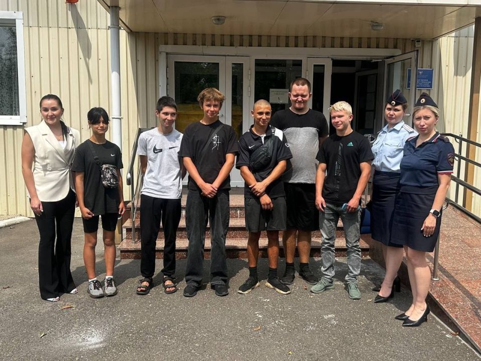 В рамках проекта «Старший брат» отдел молодёжной политики Администрации городского округа Макеевка совместно с отделом по делам несовершеннолетних провел интеллектуальную игру для подростков, состоящих на учете в полиции