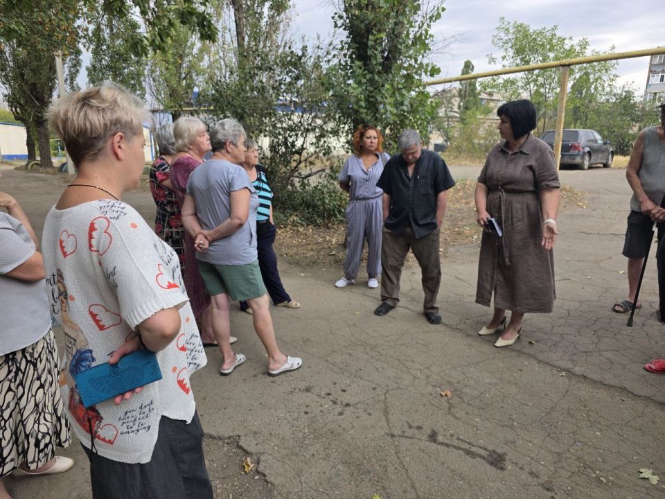 Сегодня, 11 августа, Первый заместитель главы администрации городского округа Торез Анна Макарова провела встречу с населением по адресу: микрорайон 1, д.8