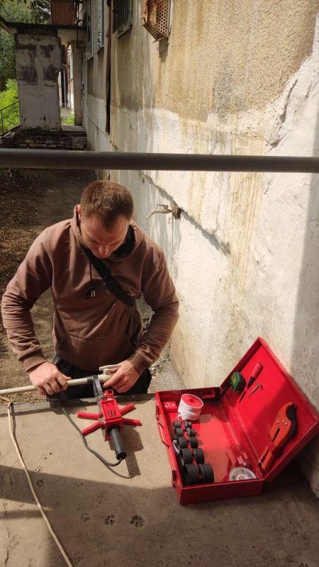 Работники Магаданской области установили гусаки для воды в домах жителей Ждановки